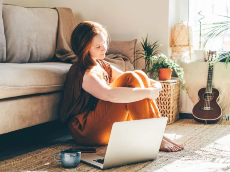 Mujer sentada reflexionando sobre crecer como persona