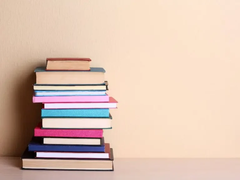 Muchos libros para la ansiedad unos encima de otros