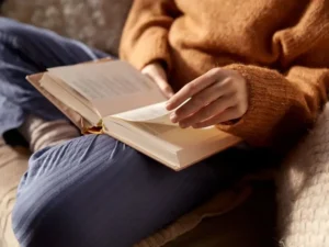 Mujer sentada leyendo uno de los libros para la ansiedad
